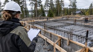 Vastaava työnjohtaja tarkastaa omakotitalon perustusten raudoituksen ennen valua